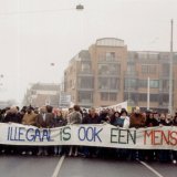 1996 Demonstratie "Een illegaal is ook een mens"⁞ in Amsterdam. Nederland Bekent Kleur